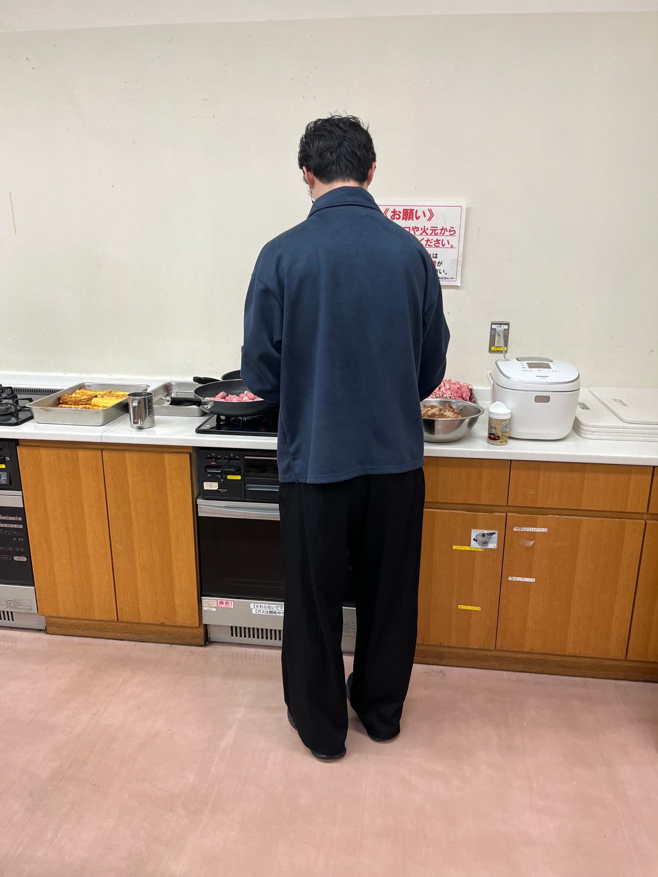 こども食堂ボランティアメンバーの中でこの日のムードメーカーとなった男性の後ろ姿。明るい方でした!